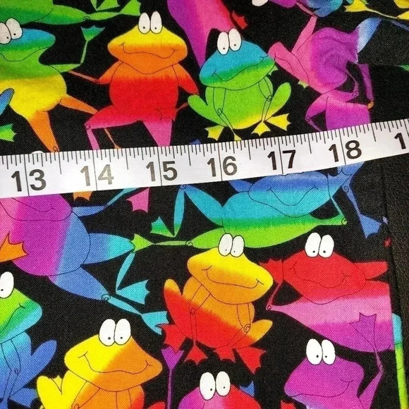 Cottonality Scrub Top Womens Rainbow Frogs Multiple Pockets Size Small - Picture 7 of 7